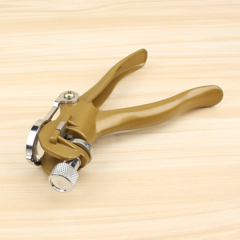 Saw blade guide clip, saw tooth material ejector, piece-breaking clip, saw path guiding and tooth-shifting clip